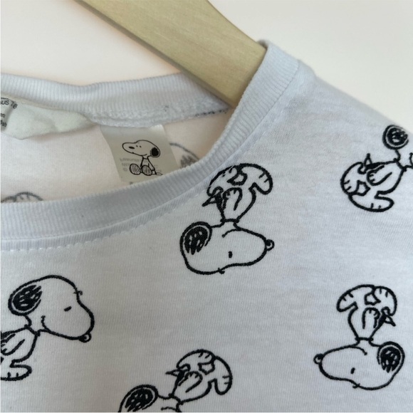 H&M short sleeve snoopy t-shirt. Size 6-8 - Picture 4 of 10